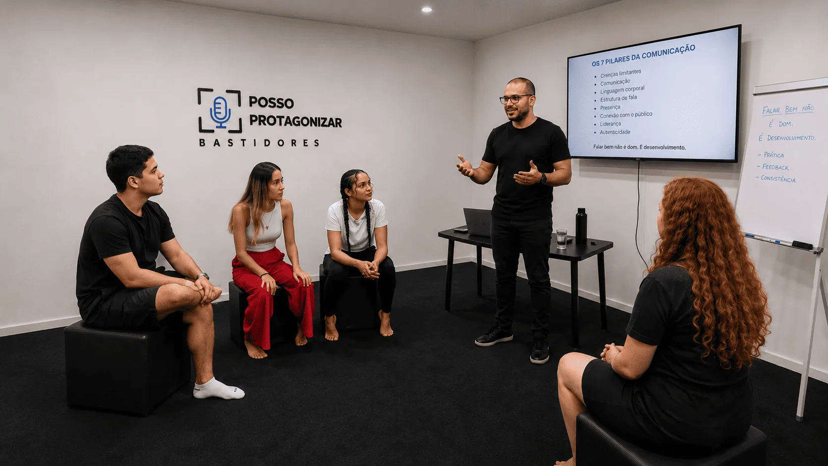Jansen Rodrigues conduzindo treinamento presencial de comunicação com alunos